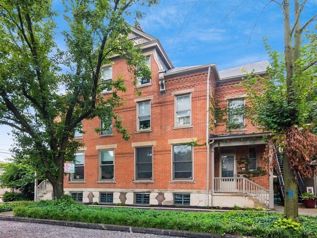 Building Photo - 36 E Kossuth St Unit 36B