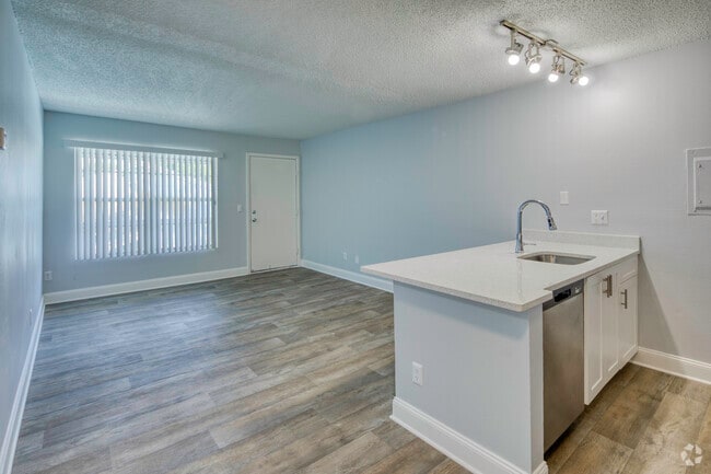 1BR, 1BA - 600SF 6904 Ralston Place Dr Tampa, FL 33614-4466