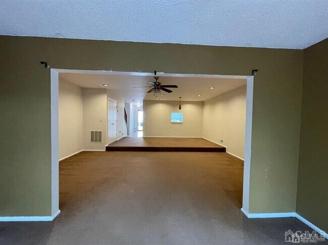 Photo - 401 Hadleigh Ln