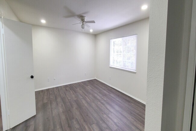 Photo - 10000 Hanna Ave