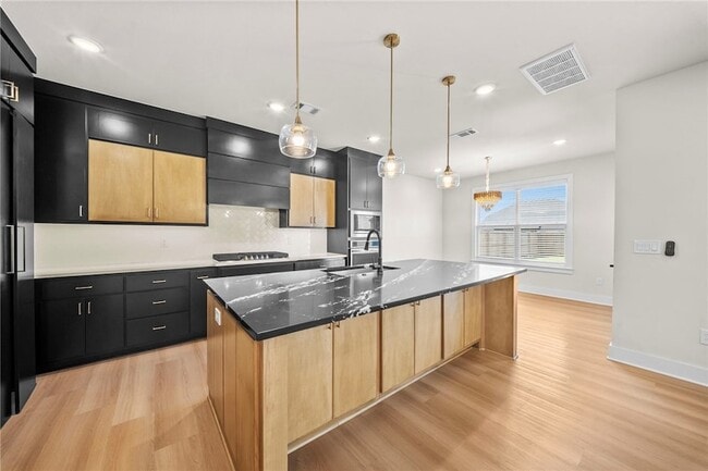 Photo - 951 Moksha St