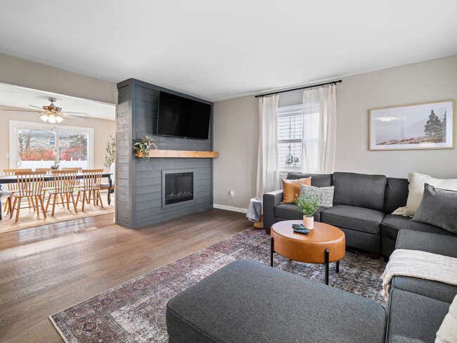 Building Photo - 4861 Pineview Dr Rental
