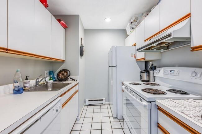 Building Photo - 102 E Brookline St Unit 4