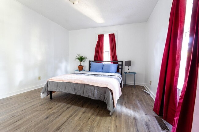 Building Photo - Atlanta Home, a 4 minute walk to bus stop Willingham Dr @ Colville Ave