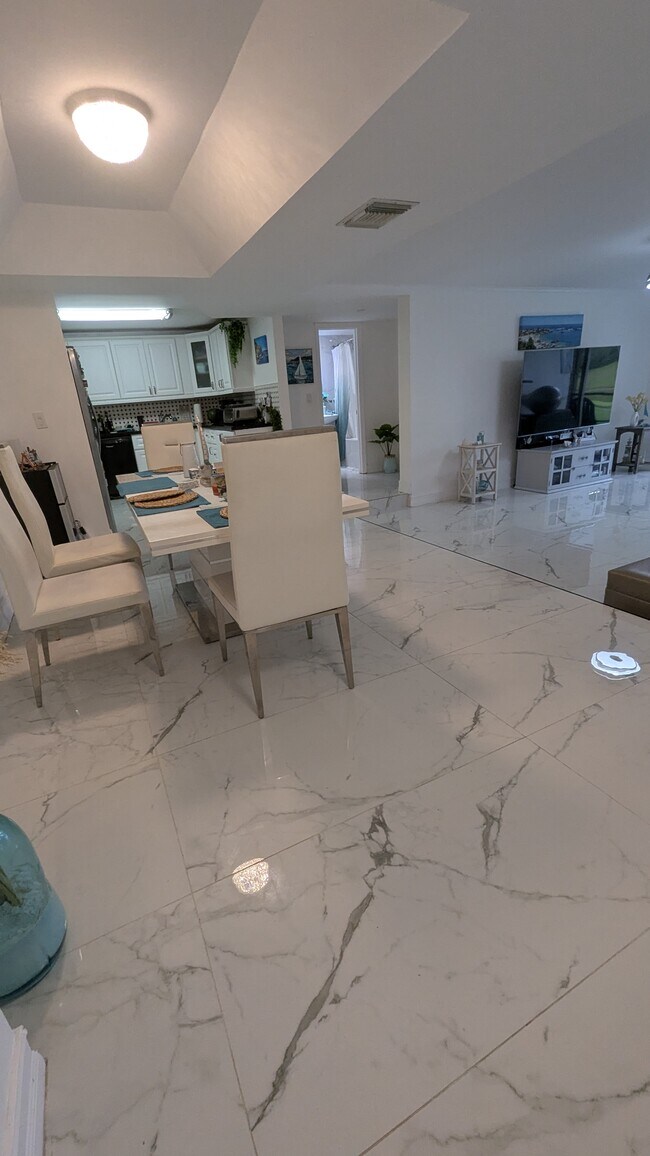 Photo - 3670 Inverrary Dr Unit 1E