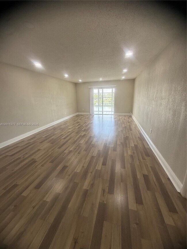 Photo - 879 NE 195th St Unidad 425