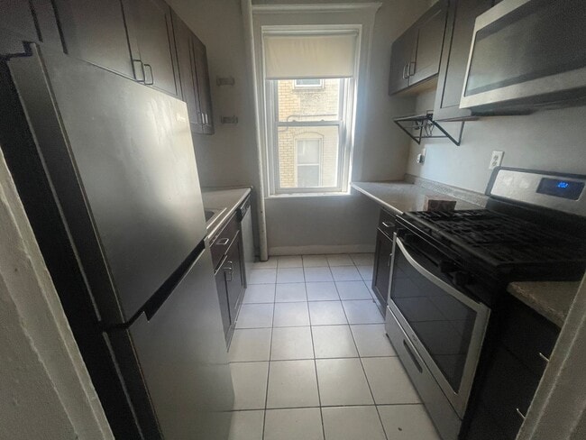 Building Photo - Split 2 Bed -With New Kit and Bath -Heat Inc -No Feer Stuidents Ok -Close to green line
