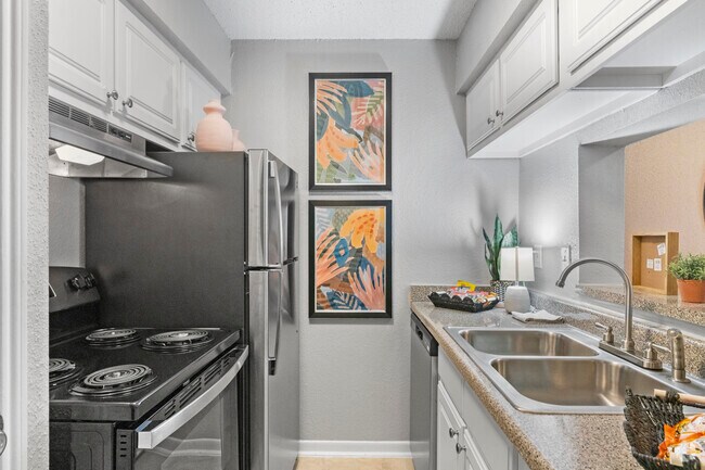 1BR, 1BA - 768SF - Kitchen