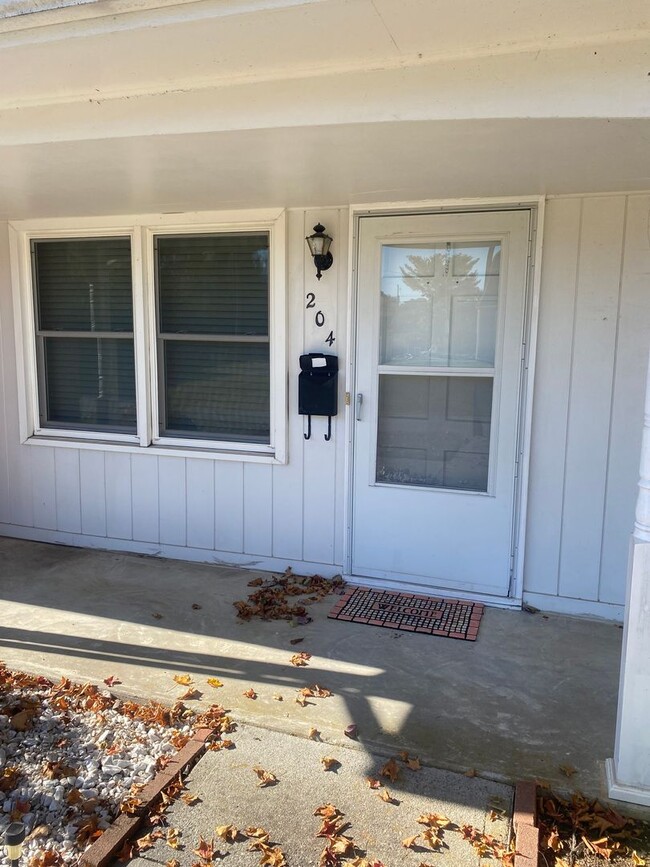 Building Photo - Radford, 2 BR / 1 BA Available Feb. 10th