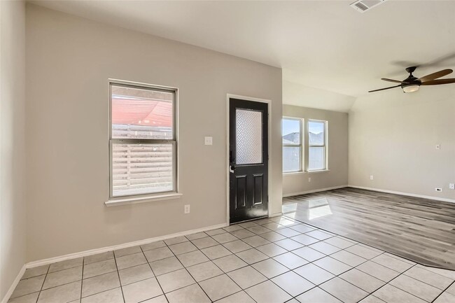 Photo - 503 Hawthorn Dr