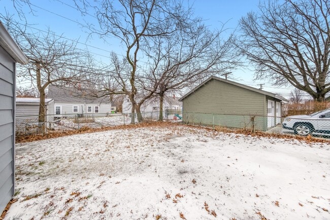 Photo - 27151 Farringdon Ave