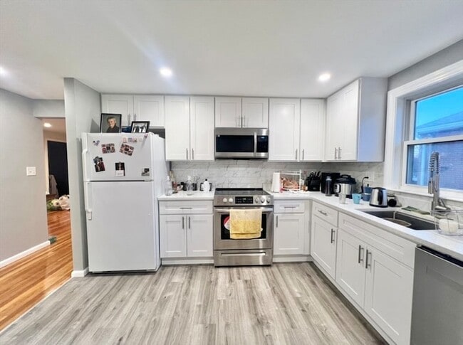 Building Photo - 82 Sparkill St Unit 2