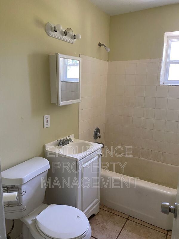 Photo - 624 W 2nd St