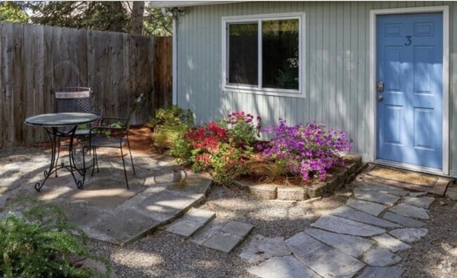 Building Photo - 1825 Siskiyou Blvd Rental