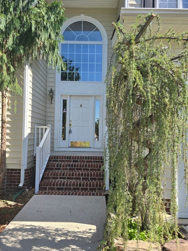 Stately 4Bed, 3.5Bath Home in Burke's Me... House Rental in