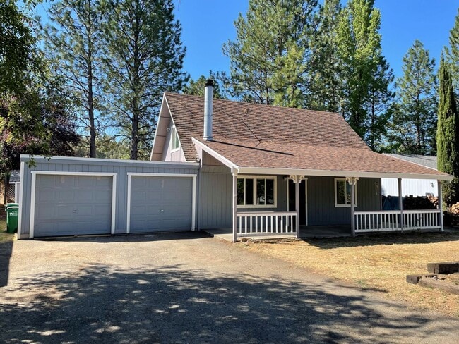 Building Photo - 4 bedroom, 2 bath home in Lake Wildwood ga...