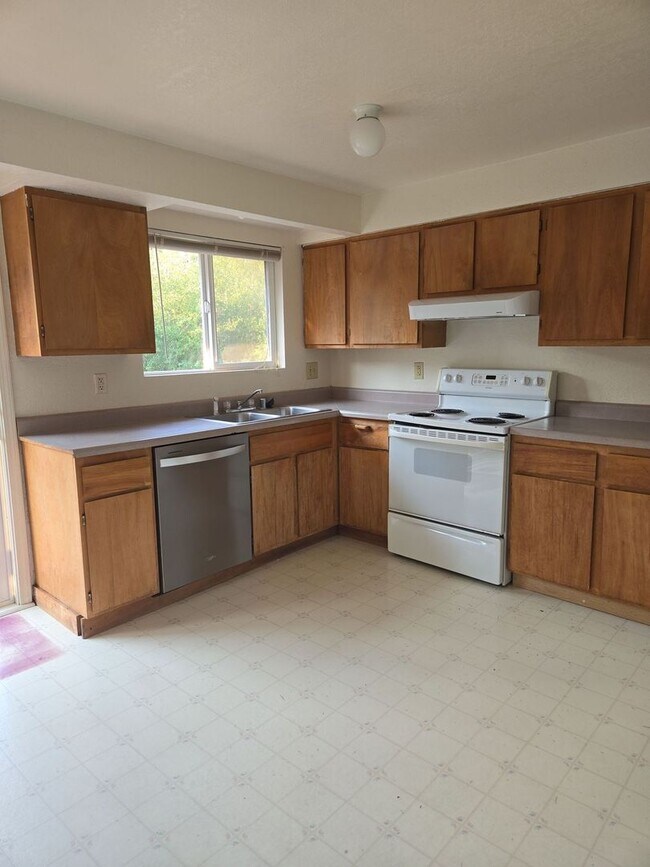 Photo - PRELEASING NOW: Large 6 bed/2 bath home!