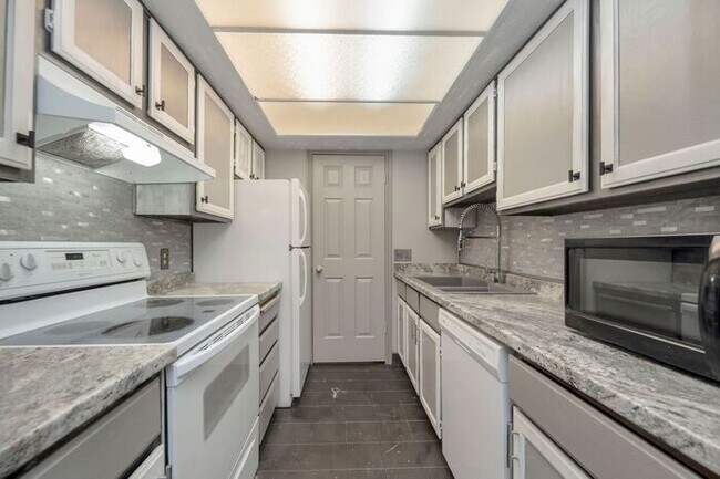 Great Location - Leafy Sandy Condo