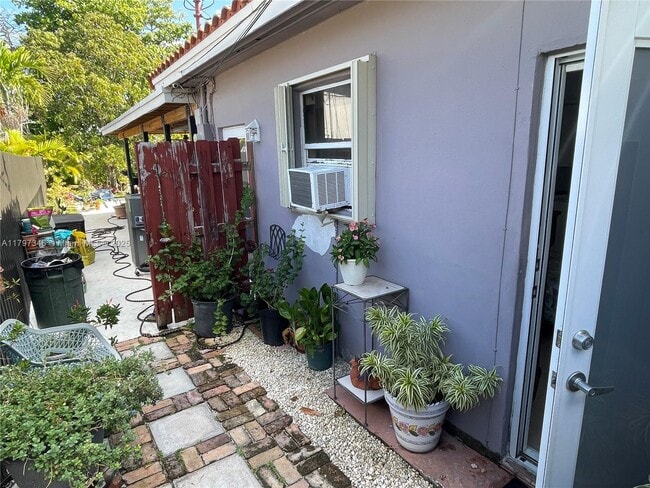 Photo - 9525 SW 16th St Apartamento Unidad A