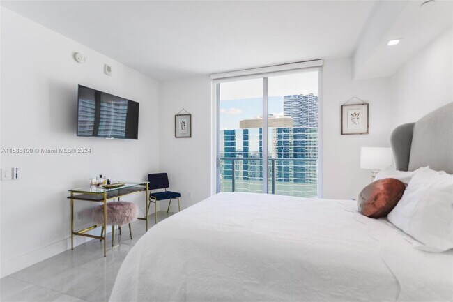 Photo - 1300 Brickell Bay Dr Unidad #3100