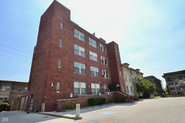 Building Photo - 2105 N Meridian St Unit 202 Rental