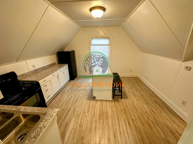 Building Photo - 19TH ST