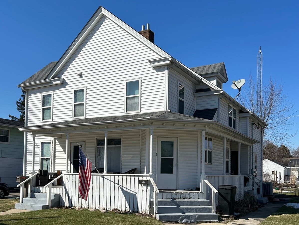 Photo - 325 W 5th St