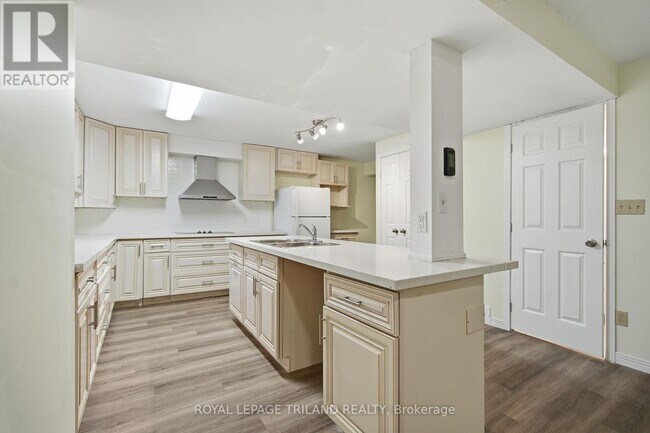 Photo - 233 Centennial Ave Unité 2