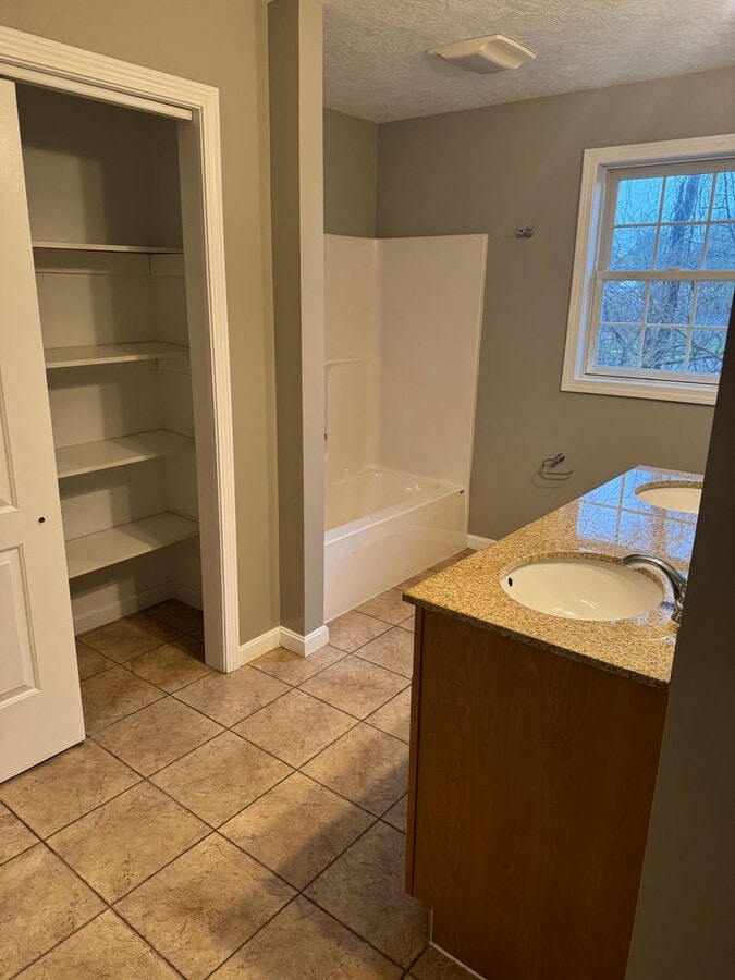 Photo - 13-15 Westwood Drive Unidad 13