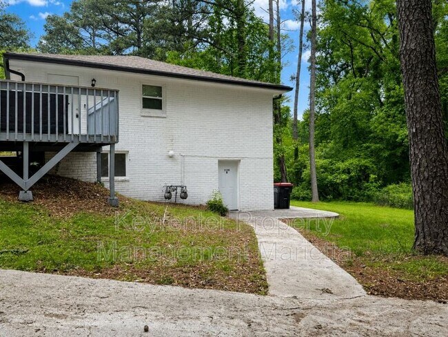 Photo - 1138 Gerald Pl SW