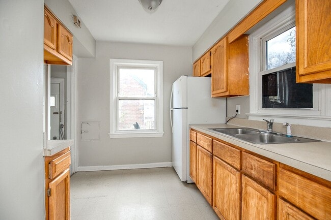 Building Photo - 3 BED 1 BATH BEAUTIFUL SINGLE FAMILY HOME