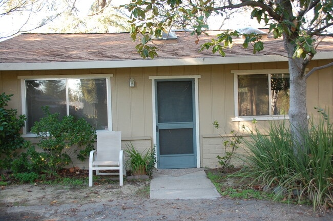 Building Photo - Great 1 bedroom 1 bathroom cottage on wood... Rental