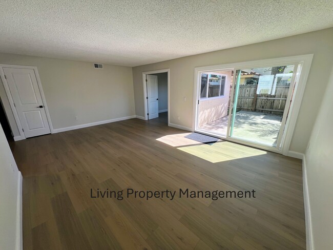 Photo - 18912 Valley Cir