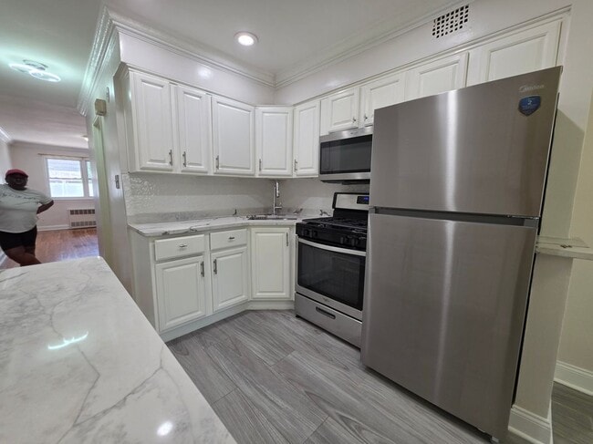 Building Photo - 2052 E 60th St Unit #1
