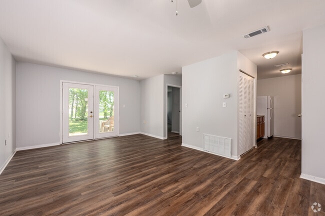 1BR, 1BA - 581SF - Living Room