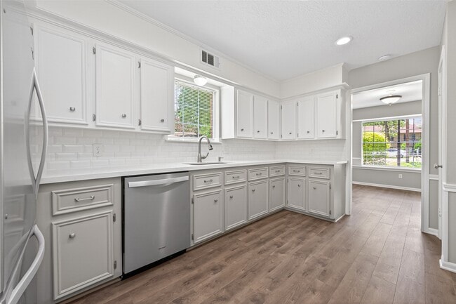 Building Photo - 105 Glenmora Ct