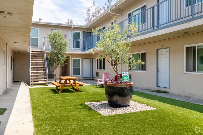 Patio - 822 N. Inglewood Ave