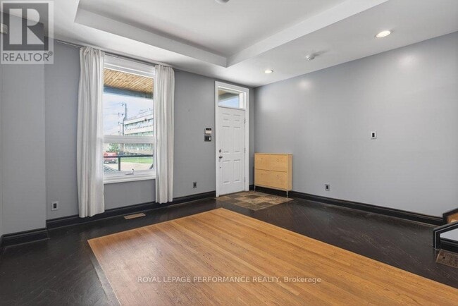 Photo - 313 Lebreton St S