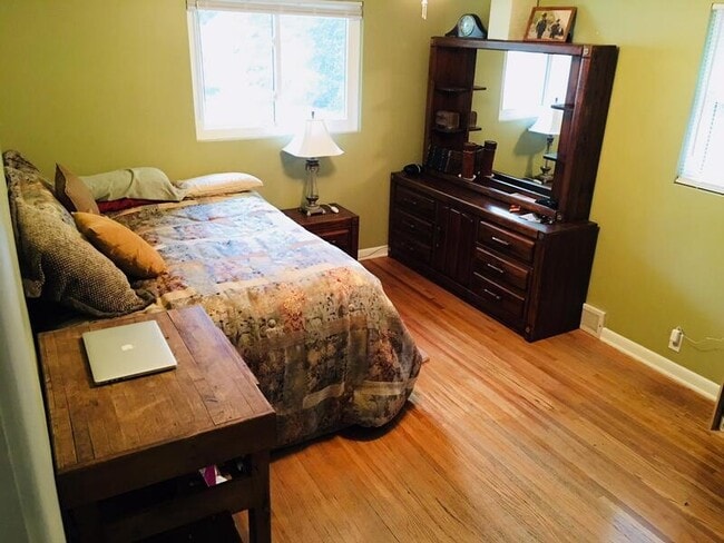 Photo - 5624 Lake St