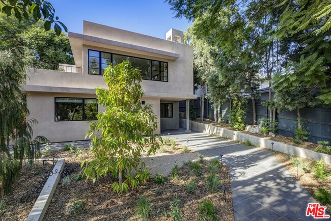 Photo - 1939 Lake Shore Ave