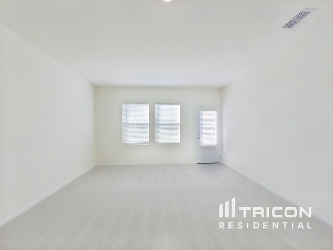 Photo - 1066 Large Poppy Dr