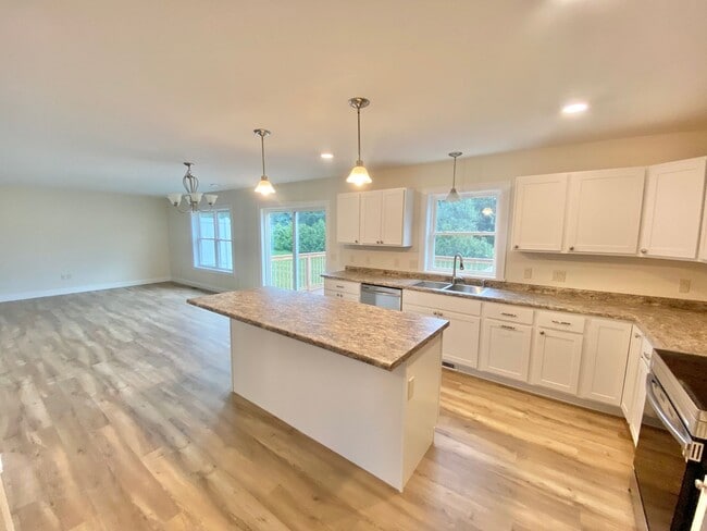 Building Photo - 3 Bedroom Townhouse Essex Junction VT Avai...