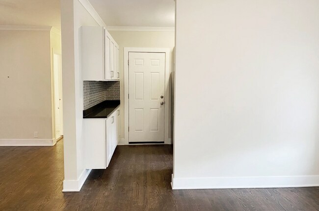 Photo - 1421 W Hutchinson St Unit 2