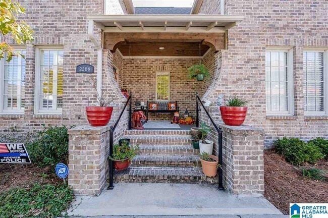 Building Photo - 2208 Grand Ave