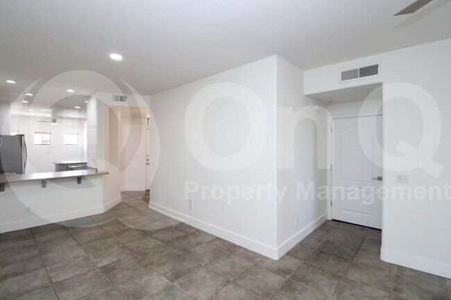 Photo - 4200 N 82nd St Unidad 2002