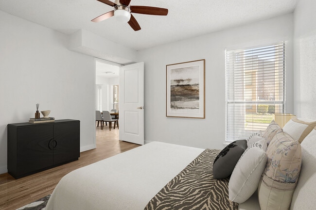 C242440 TheWestside_VS Stills_2B2B_Dormitorio - The Westside