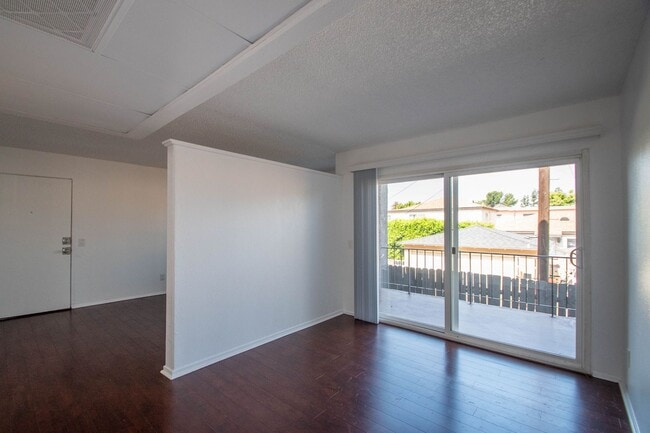 Photo - 13800 Sherman Way Unidad 108