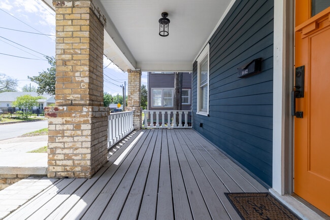 Photo - 1842 Hubbard St