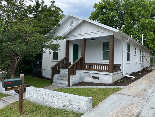 Building Photo - 1904 E 10th St