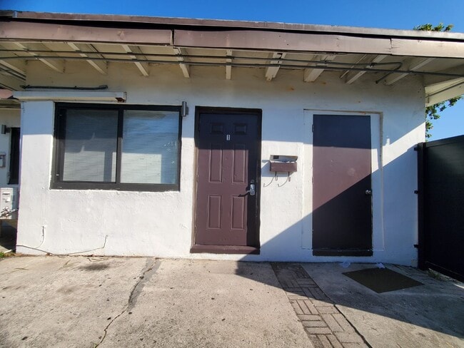 Building Photo - 841 NW 5th Ave Unit 1